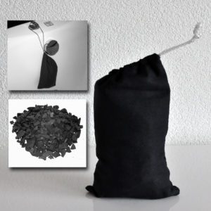 Shungite baden zijn heel populair in Rusland vanwege de enorme geneeskrachtige eigenschappen van Shungite, voor zowel lichaam als geest. Voor een Shungite bad heb je genoeg aan 500 gram Shungite. De Shungite moet in een speciale zak zitten die geschikt is om in het water te leggen of te hangen. Shungite Nederland levert deze speciale zak bij uw bestelling. Hoe de Shungite badset te gebruiken: Prepareer het bad door het te vullen met water dat zo heet mogelijk is. Zet de badset 10 tot 12 minuten in het bad. Het water zal dan een aangename temperatuur hebben om in plaats te nemen. De voordelen van een Shungite bad: • Heeft een goede invloed op dermatologische aandoeningen zoals eczeem, psoriasis, allergische dermatitis. • Verstevigt de huid, anti- cellulitus • Verbetert de bloed circulatie, werkt positief op de slaap, verlicht stress en versterkt de lichamelijke en geestelijke gezondheid.